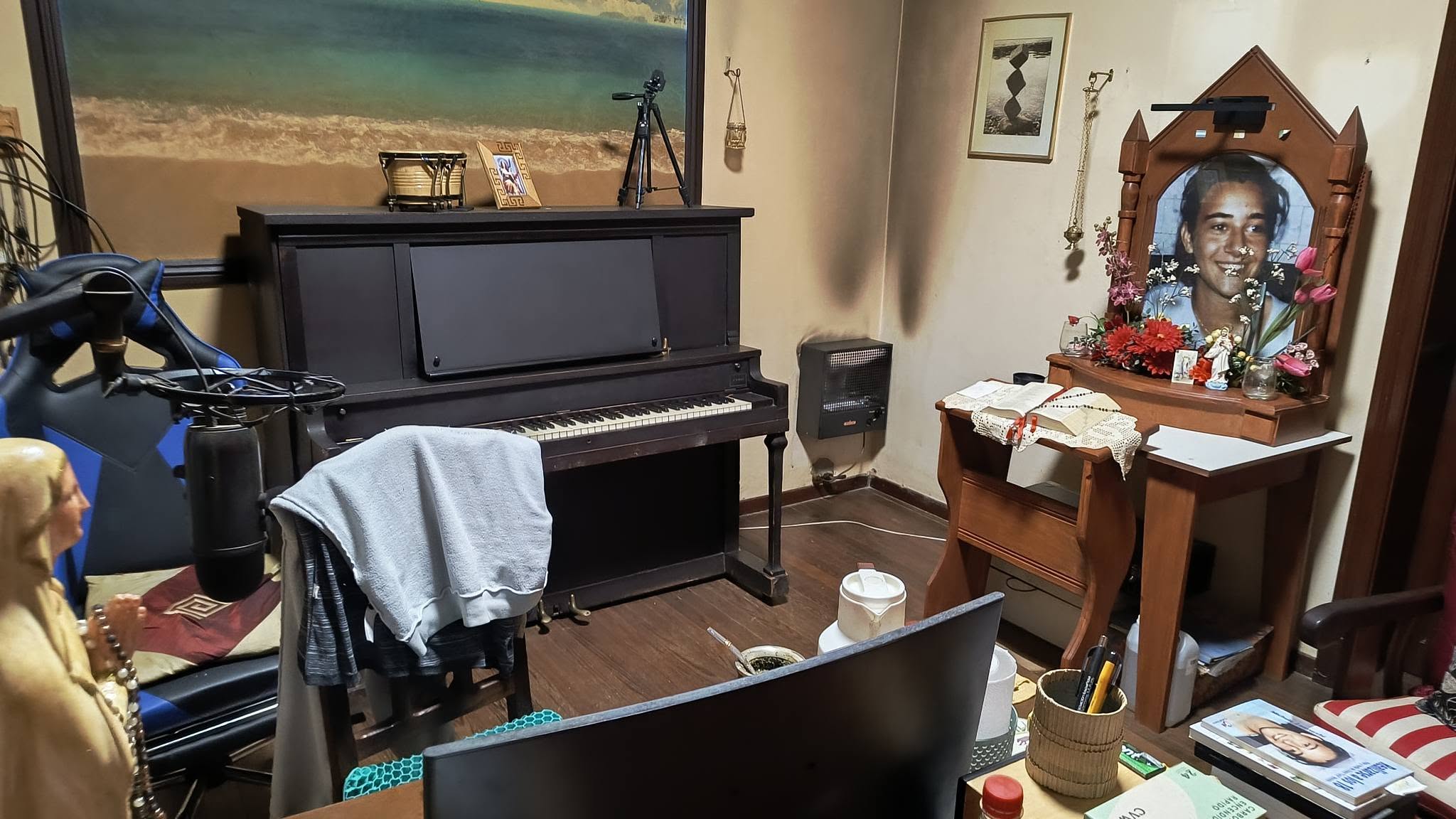 Estudio de Ale Funk 1258 con piano acústico, micrófono, escritorio y Oratorio Chiara Luce Badano