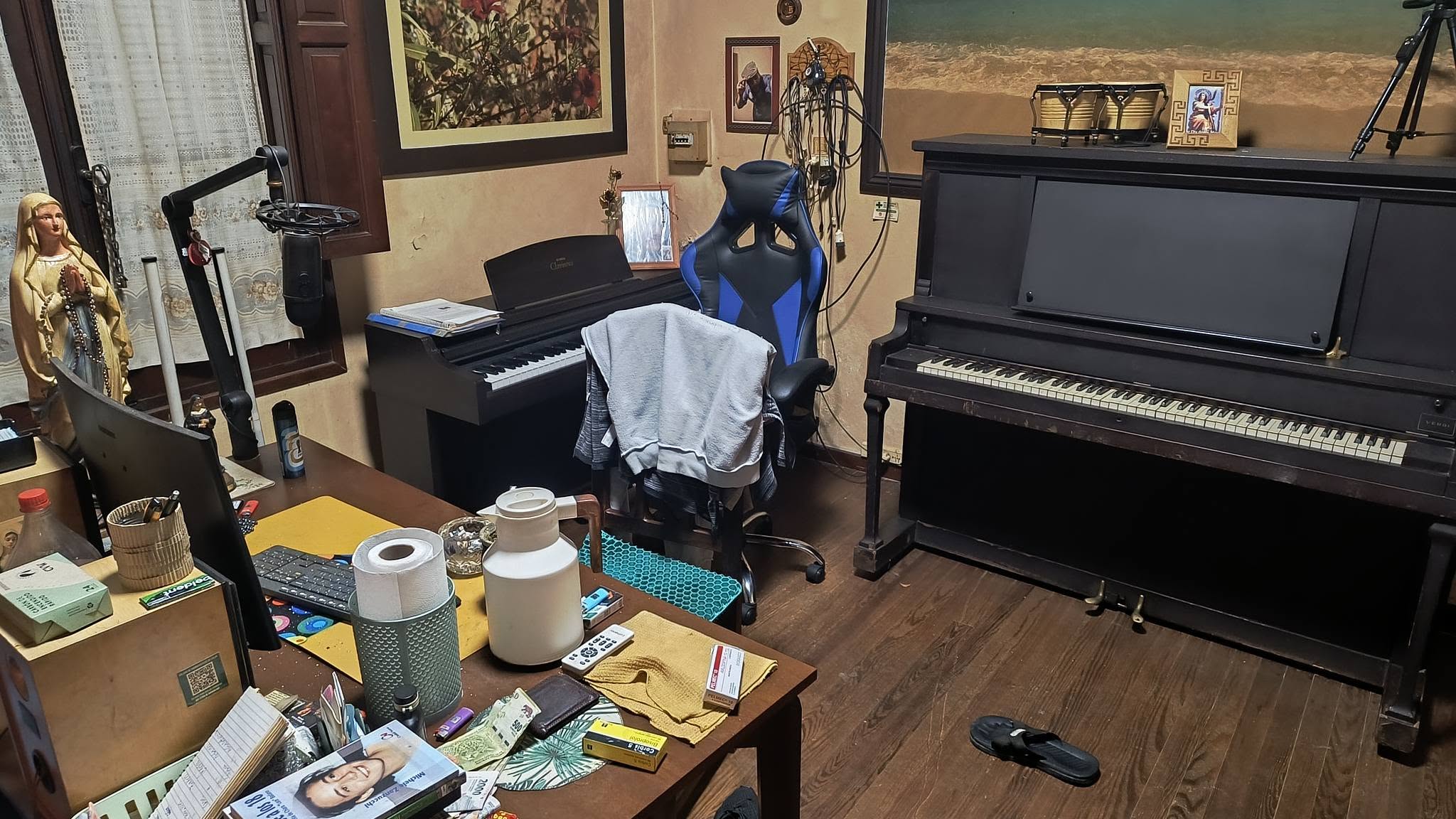 Estudio doméstico de Ale Funk 1258 con piano digital, piano acústico y equipo de grabación